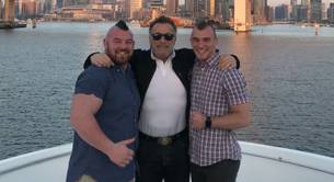 Arnold Schwarzenegger felicita al culturista gay Rob Kearney por su matrimonio