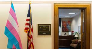 Bernie Sanders muestra la bandera trans fuera de su oficina