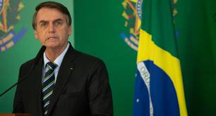 El presidente homófobo de Brasil, Jair Bolsonaro, tuitea un vídeo de lluvia dorada