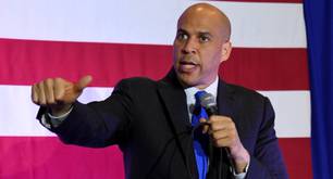 El aspirante presidencial Cory Booker promete revertir las políticas anti-LGBT de Trump