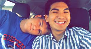 Pareja gay van juntos a su baile de graduación pese a la homofobia que las rodea