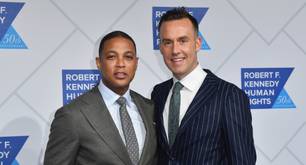 El presentador gay Don Lemon se compromete con su novio con la ayuda de sus perros