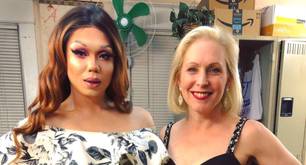 Kirsten Gillibrand, candidata a la presidencia de EEUU, con drag queens