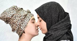 Activistas recrean una foto de amor gay por lo de Madonna en Israel