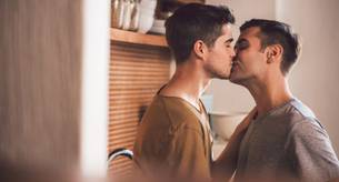 Adolescente se enamora de su amigo "hetero" de toda la vida y se besan