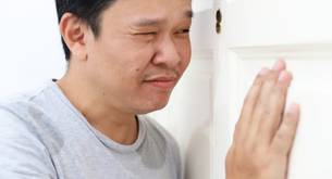 Horrorizado cuando su cita de Grindr apareció en su dormitorio sin parecerse en nada a su foto