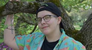 La lucha de un padre que obligó a un colegio a dejar de humillar a su hijo trans