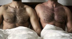 Mujer preocupada porque su marido se masturba con su mejor amigo