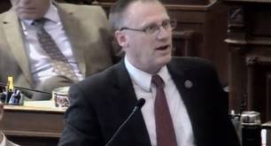 Aprueban proyecto de ley para recortar fondos para la salud de personas trans