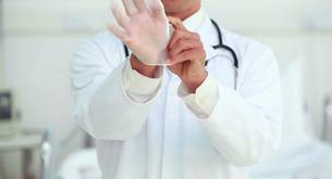 Hombres gays y bisexuales denuncian a un médico por exámenes rectales no deseados