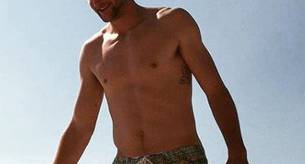 Andy Brennan desnudo el sexy futbolista gay que acaba de salir del armario