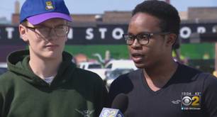 Una joven pareja gay, expulsada de un restaurante por abrazarse